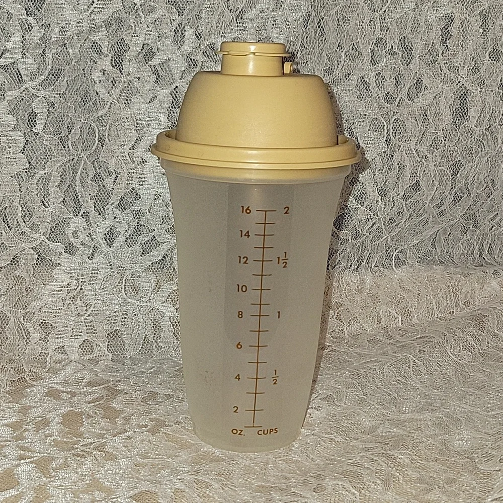 Tupperware: Quick Shake Cup With Lid